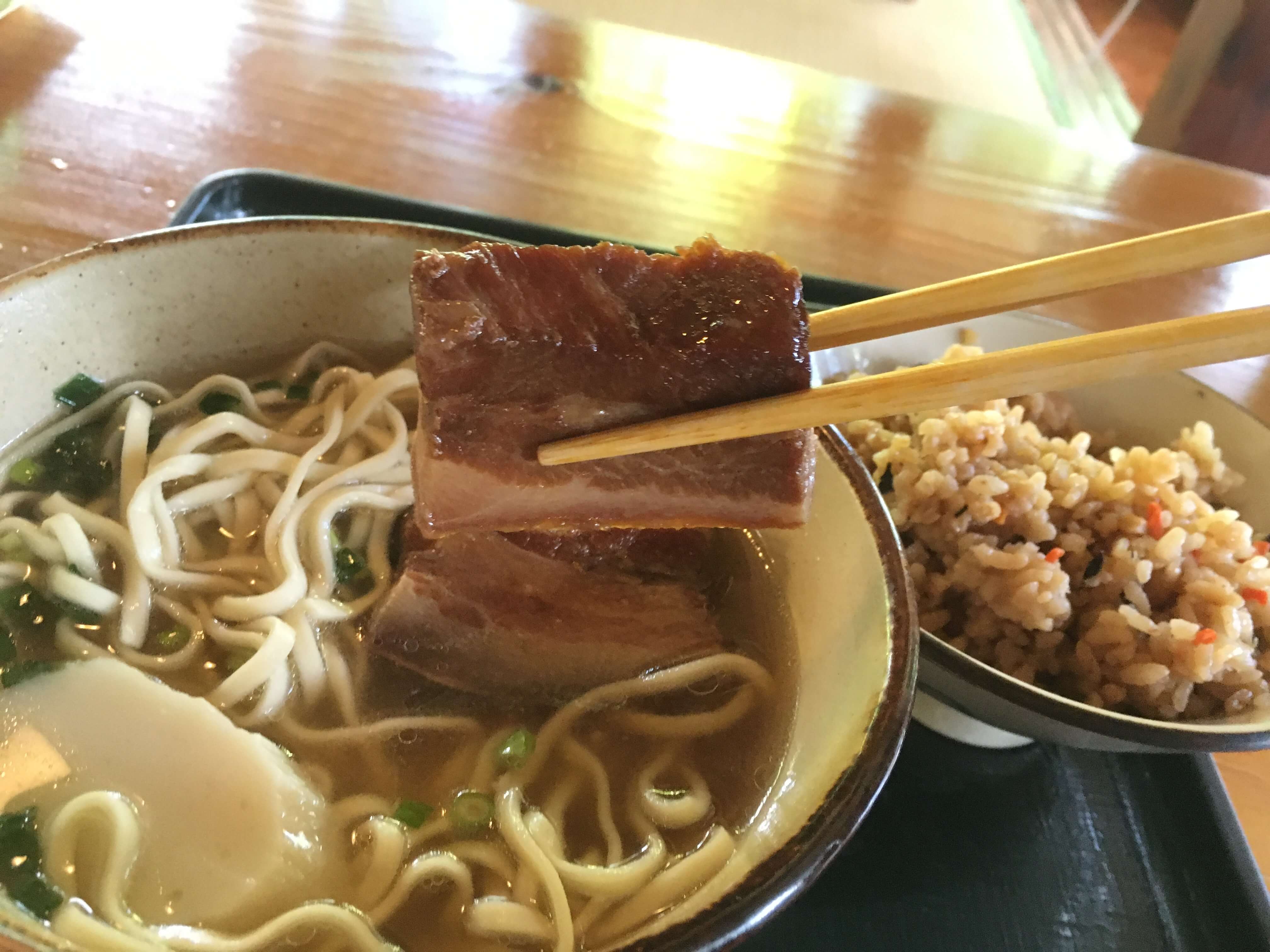 しむじょうの肉厚三枚肉