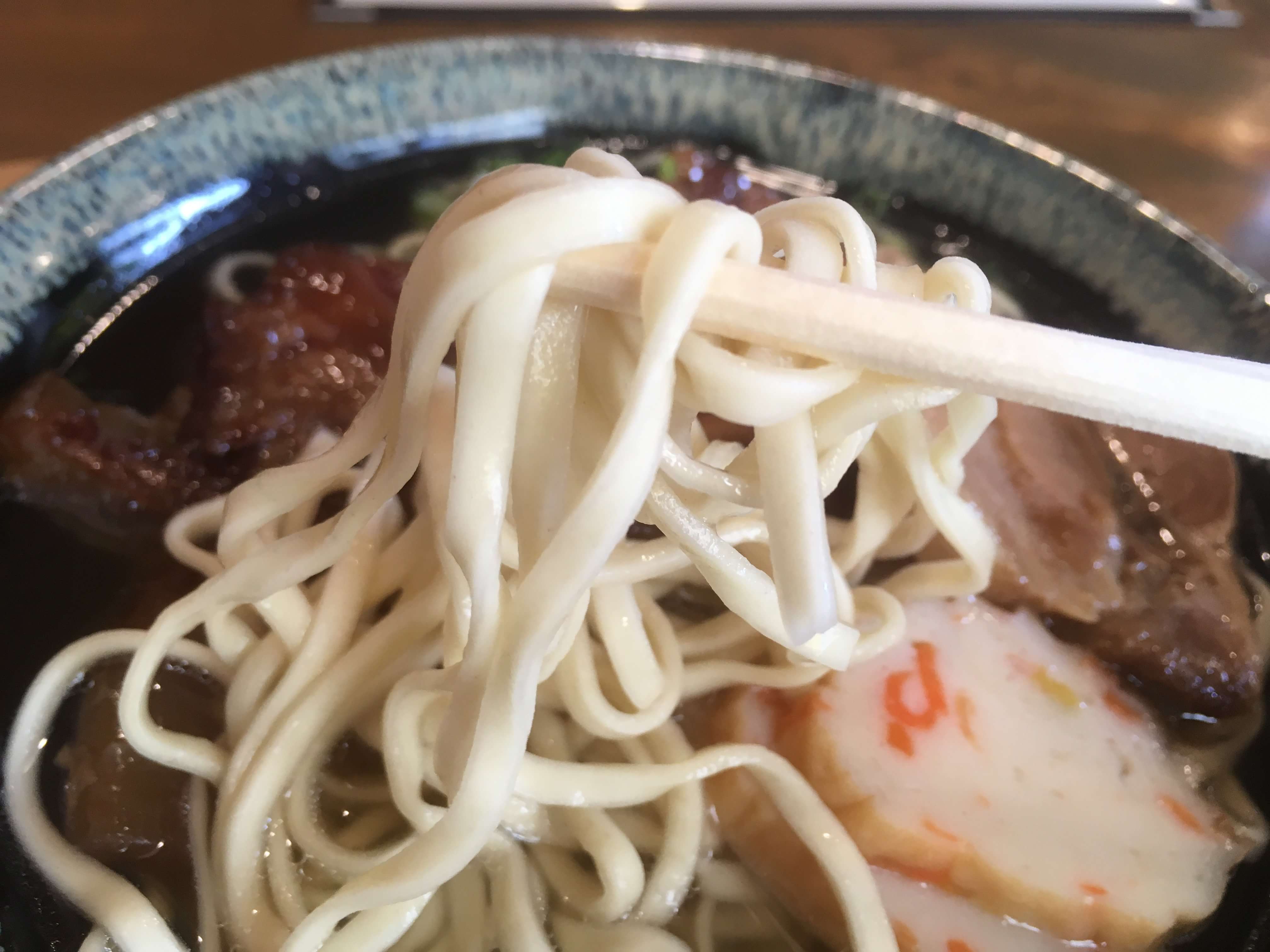 綾門の沖縄そばの麺（亀濱製麺）